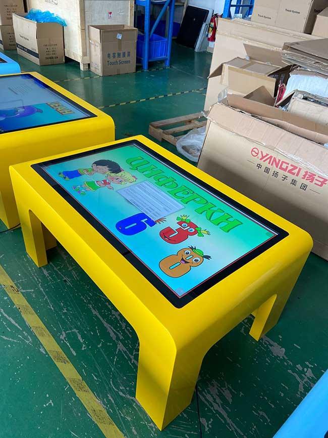 Mesa de centro interactiva impermeable elegante de la pantalla táctil de 43 pulgadas para los niños