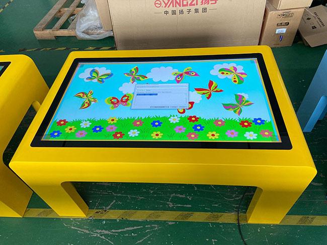 Mesa de centro interactiva de la pantalla táctil de la prenda impermeable elegante de 43 pulgadas para los niños