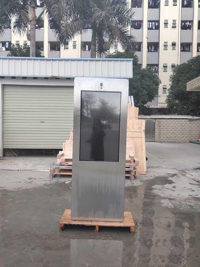 Exhibición portátil del LCD de 43 de la pulgada de la prenda impermeable carteles con pilas capacitivos al aire libre de Digitaces al aire libre