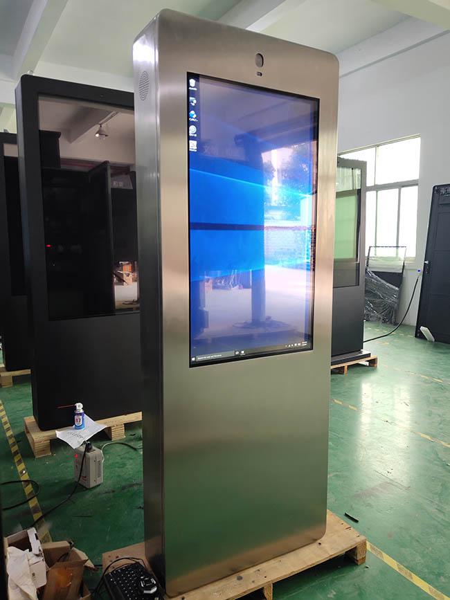 Exhibición portátil del LCD de 43 de la pulgada de la prenda impermeable carteles con pilas capacitivos al aire libre de Digitaces al aire libre
