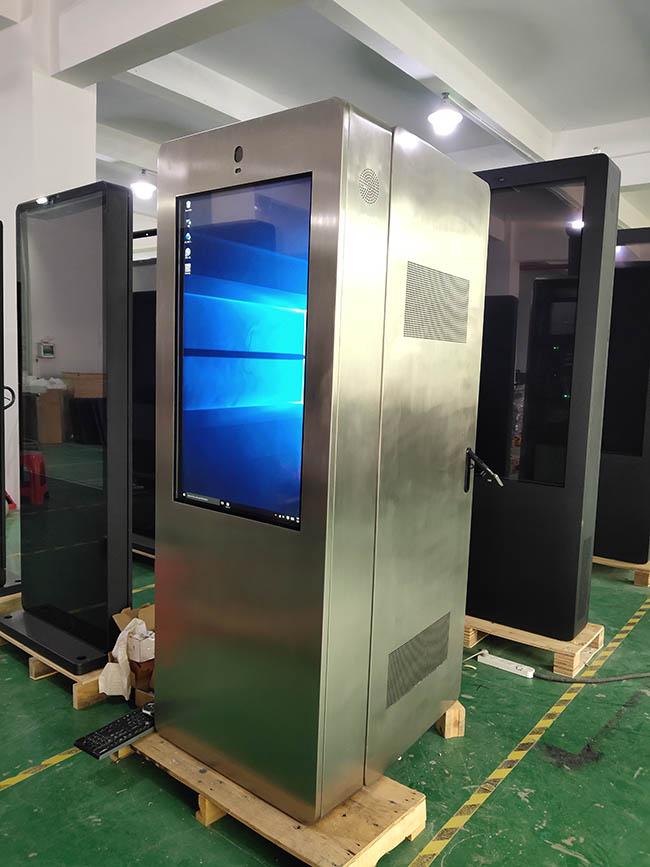 Exhibición portátil del LCD de 43 de la pulgada de la prenda impermeable carteles con pilas capacitivos al aire libre de Digitaces al aire libre