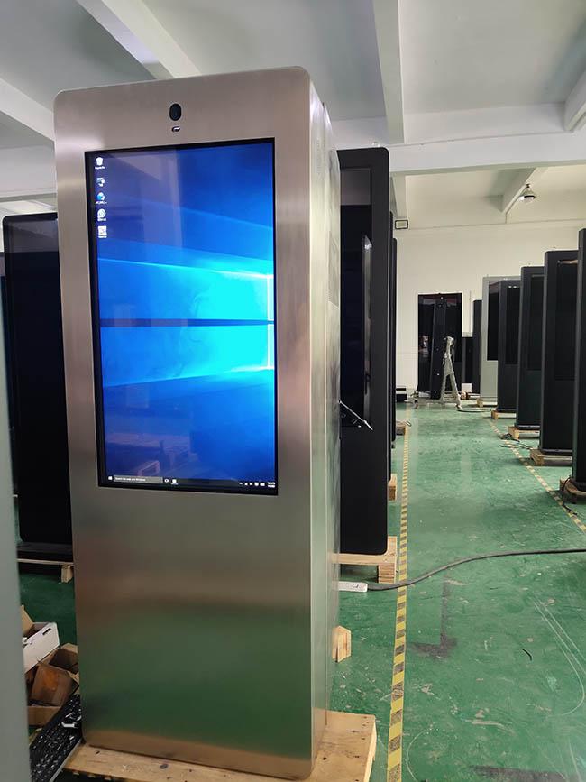 Exhibición portátil del LCD de 43 de la pulgada de la prenda impermeable carteles con pilas capacitivos al aire libre de Digitaces al aire libre