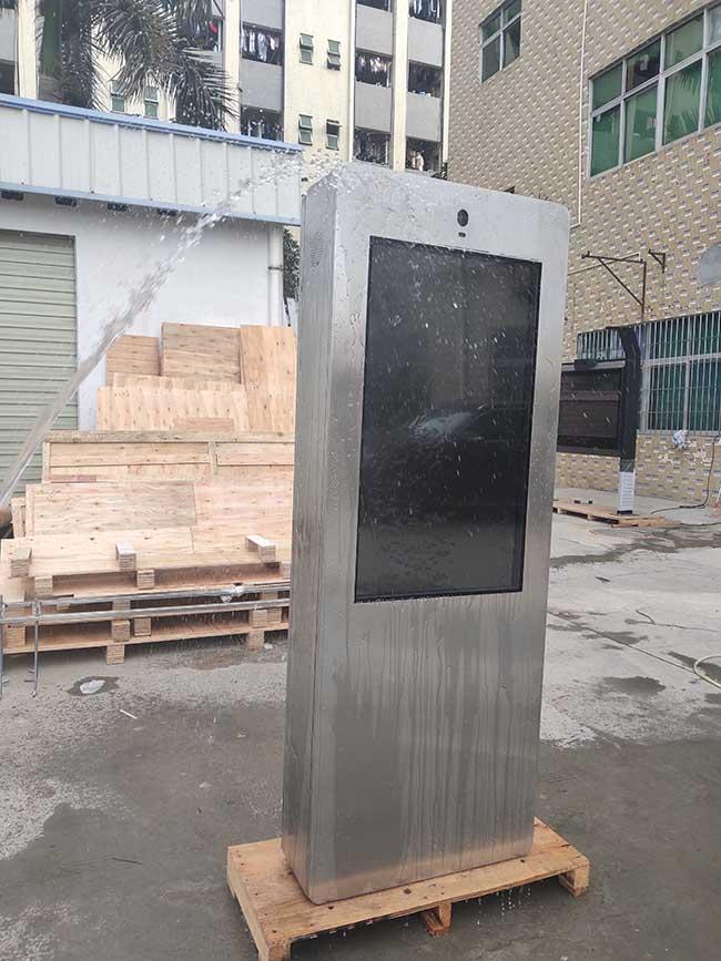 Exhibición portátil del LCD de 43 de la pulgada de la prenda impermeable carteles con pilas capacitivos al aire libre de Digitaces al aire libre
